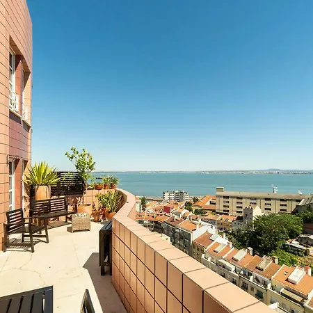 Stunning Views 1bedroom Flat In Graca * ליסבון